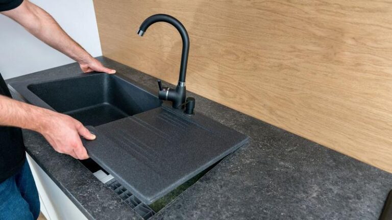 Praktyczny przewodnik: Jak skutecznie zamontować zlew na blacie kuchennym