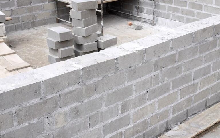 Jak wybór odpowiedniej cegły wpływa na trwałość fundamentów budynku?