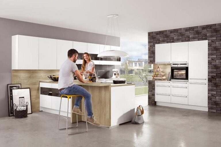 Sposoby na ocieplenie białej kuchni – stwórz przytulną przestrzeń w swoim domu