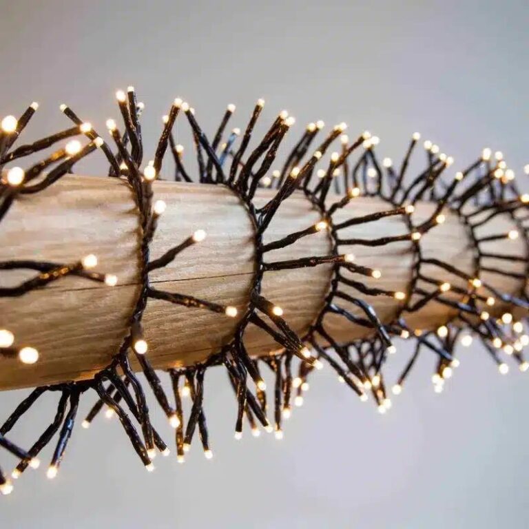 Zimowy blask: Poradnik, jak zamontować lampki choinkowe na domu krok po kroku