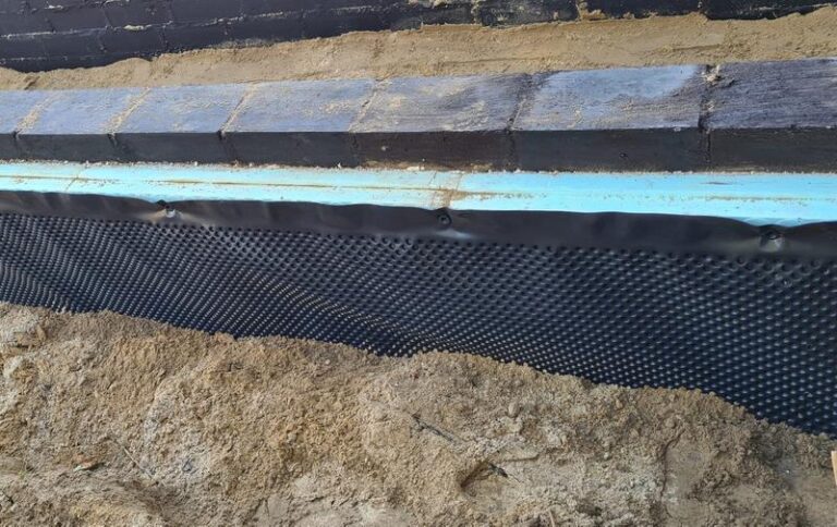 Praktyczny przewodnik: Jak skutecznie zamontować folię kubełkową na fundamenty?