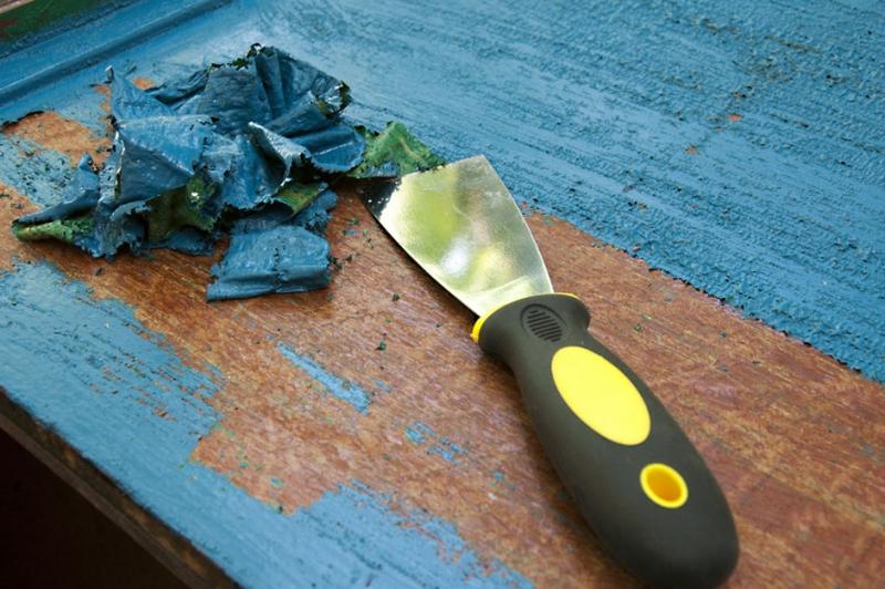 Usuwanie farby olejnej z drewnianych mebli