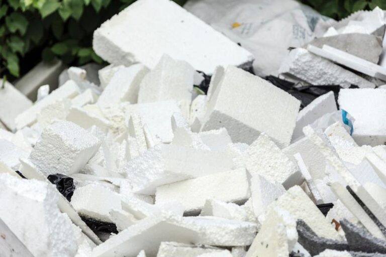 Gdzie wyrzucić styropian? Przewodnik po właściwych koszach na odpady