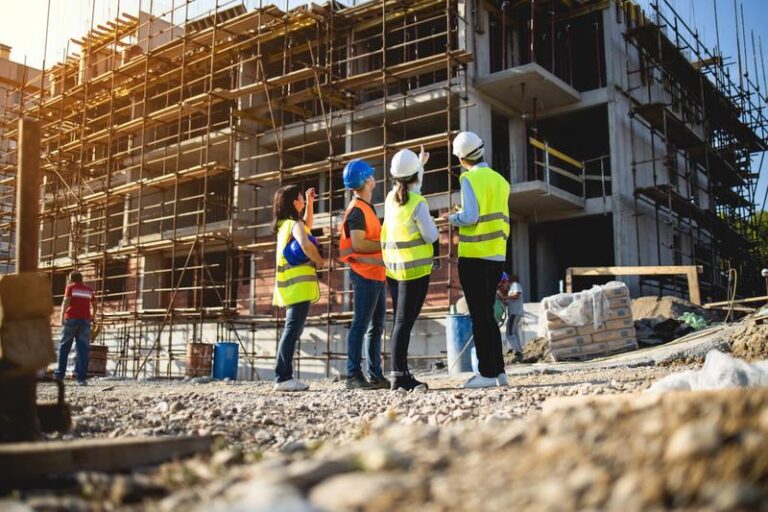 Przyszłość budownictwa: czy warto inwestować w dom w 2025 roku według forum ekspertów?