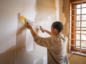 Skuteczne metody skrobania ścian z farby – krok po kroku