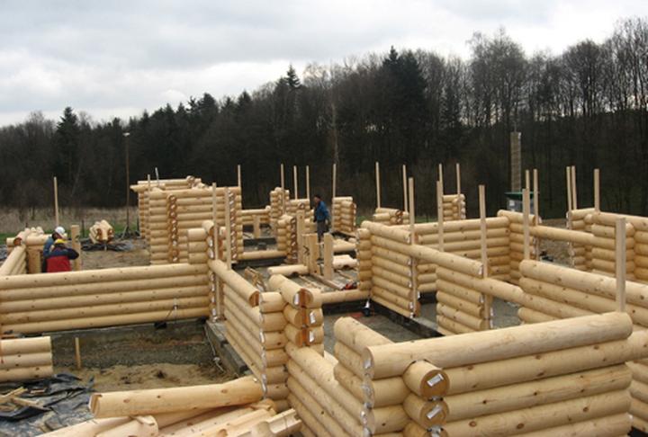 Budowa domu z bali drewnianych – poznaj koszty krok po kroku