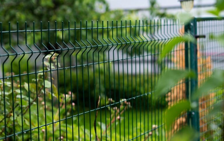 Trwałe ogrodzenie na lata – dlaczego ocynk ogniowy to podstawa?
