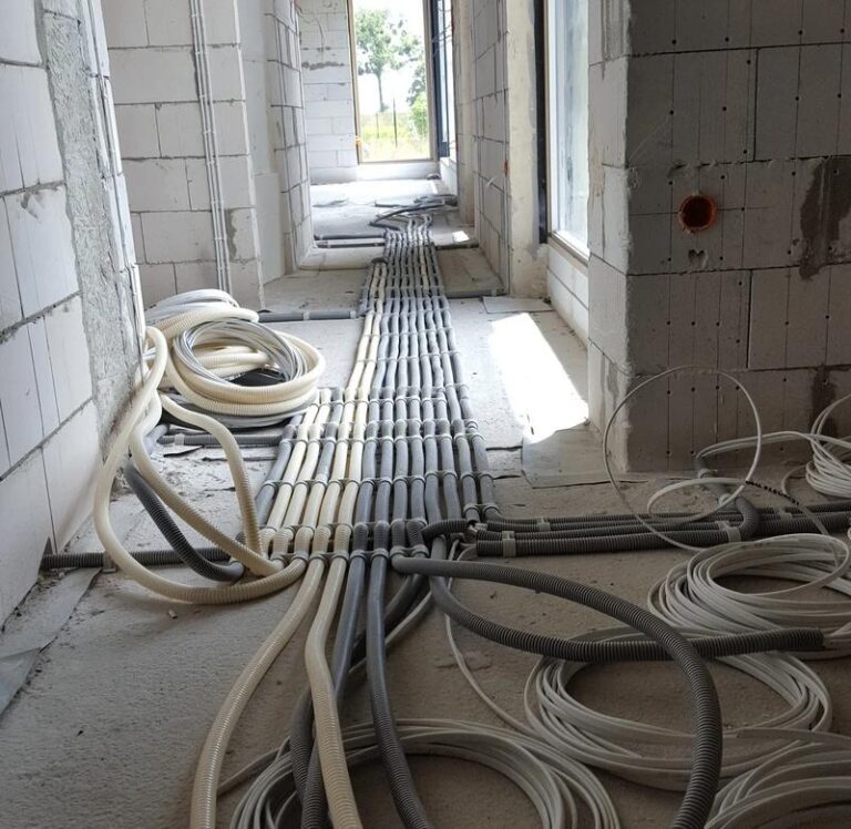 Czy można samodzielnie wykonać elektrykę w domu? Przewodnik dla początkujących