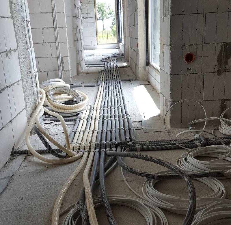 Czy można samodzielnie wykonać elektrykę w domu? Przewodnik dla początkujących