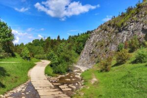 Optymalne proporcje: Ile wody dodać do worka betonu?