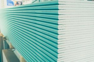 Przewodnik krok po kroku: Jak zamontować płyty gipsowe na suficie?