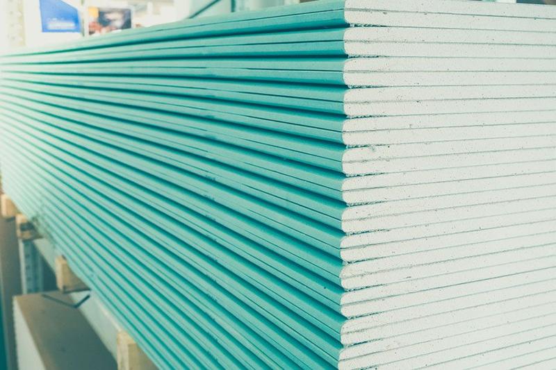 Przewodnik krok po kroku: Jak zamontować płyty gipsowe na suficie?