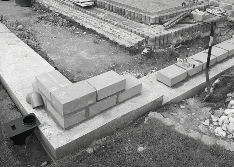 Przygotuj solidne fundamenty pod słupki ogrodowe z odpowiednią formą
