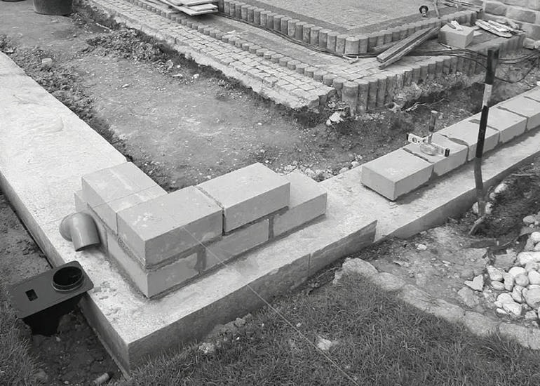 Przygotuj solidne fundamenty pod słupki ogrodowe z odpowiednią formą